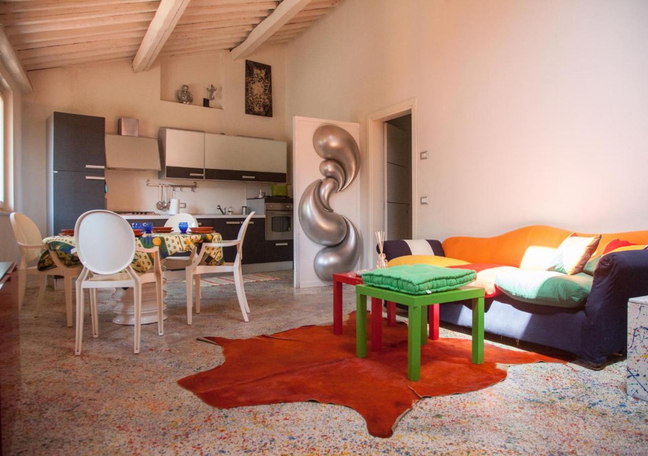 Pollock Attic In Historic City Center Apartment Lucca Luaran gambar
